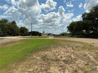 606 E Central Avenue, Nixon, TX 78140