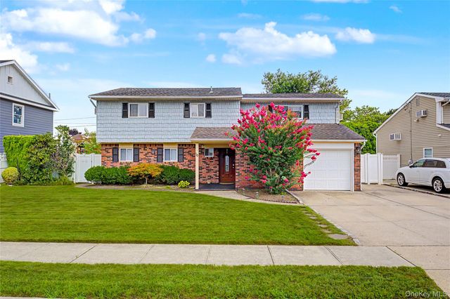 16 Hunt Place, Bethpage, NY 11714