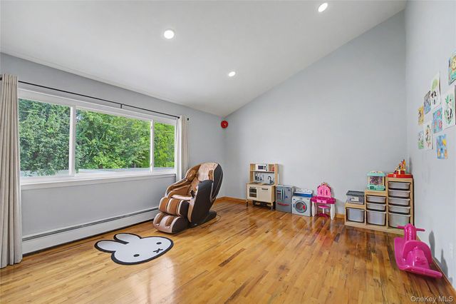 16 Hunt Place, Bethpage, NY 11714