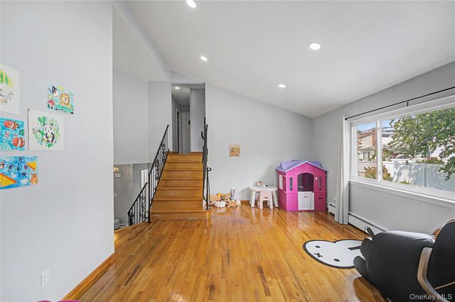 16 Hunt Place, Bethpage, NY 11714