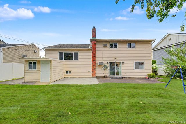 16 Hunt Place, Bethpage, NY 11714