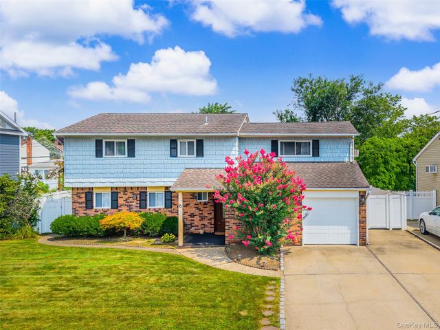 16 Hunt Place, Bethpage, NY 11714