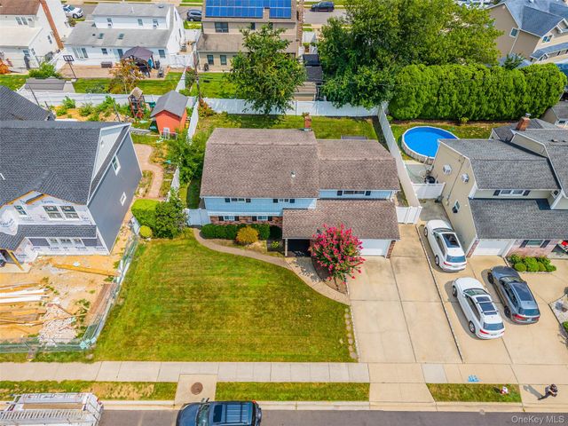 16 Hunt Place, Bethpage, NY 11714
