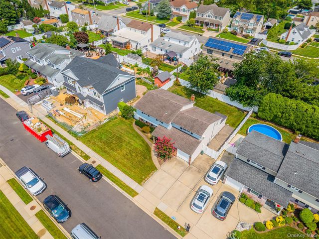 16 Hunt Place, Bethpage, NY 11714