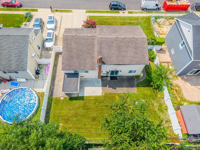16 Hunt Place, Bethpage, NY 11714