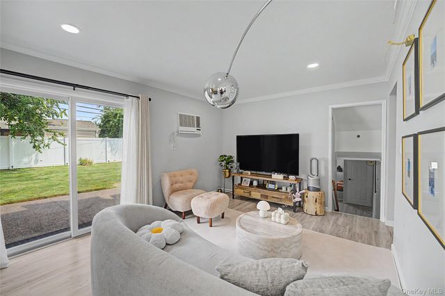 16 Hunt Place, Bethpage, NY 11714