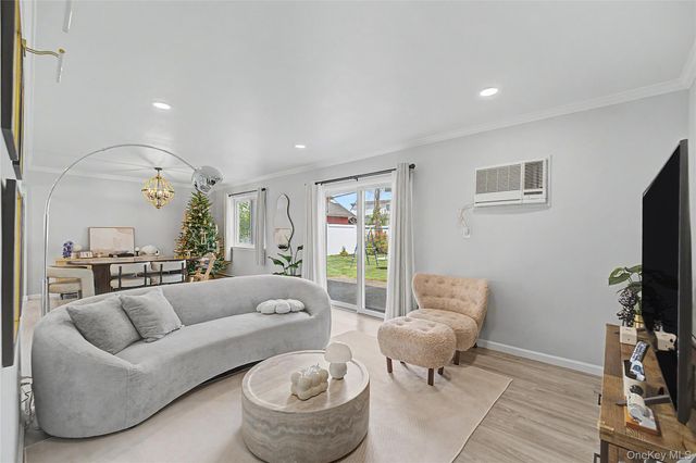 16 Hunt Place, Bethpage, NY 11714