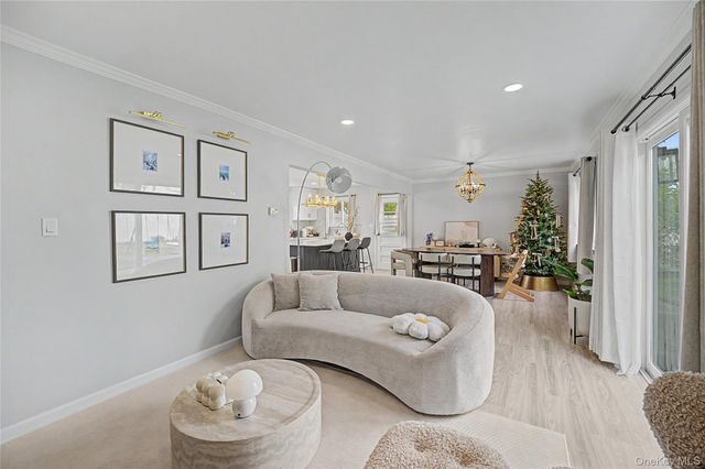 16 Hunt Place, Bethpage, NY 11714