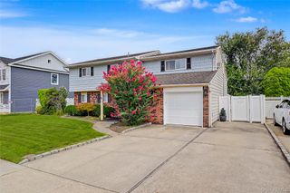 16 Hunt Place, Bethpage, NY 11714