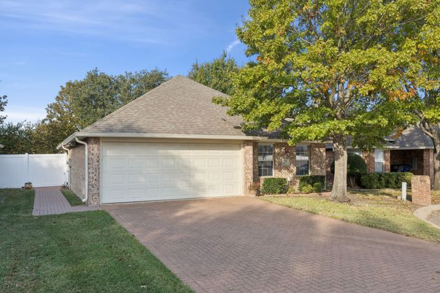 111 Royal Crest Court, Red Oak, TX 75154