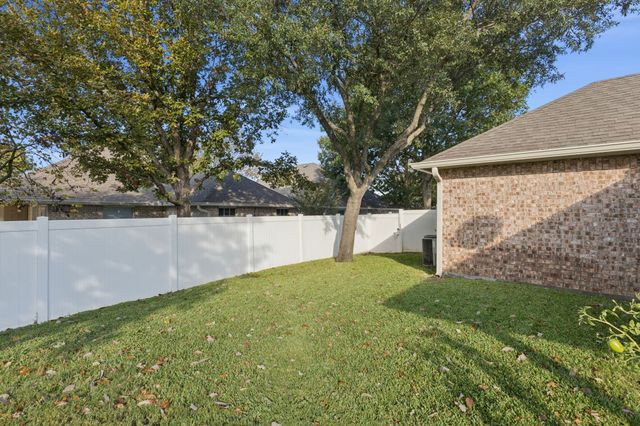 111 Royal Crest Court, Red Oak, TX 75154