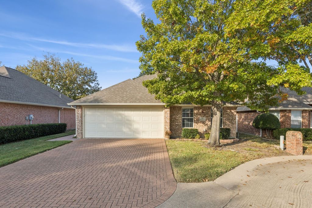 111 Royal Crest Court, Red Oak, TX 75154