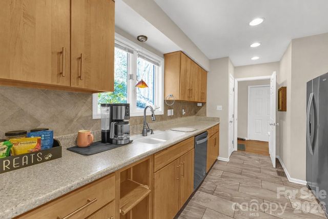 11 Poplar Drive, Mills River, NC 28759