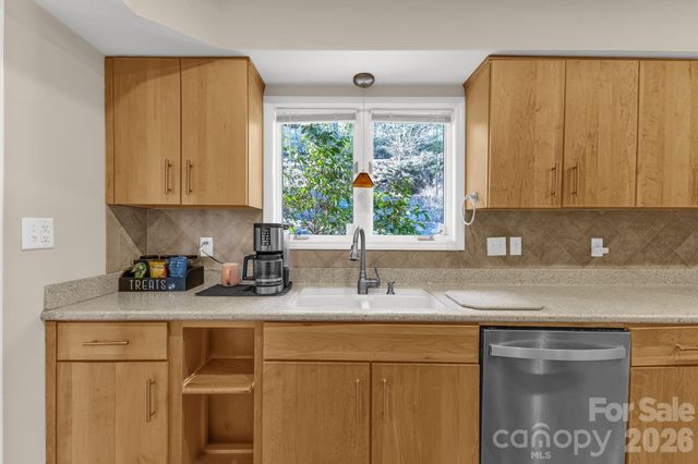 11 Poplar Drive, Mills River, NC 28759