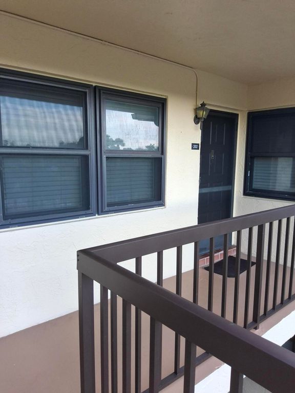4693 E LUCERNE LAKES Boulevard E 202, Lake Worth, FL 33467
