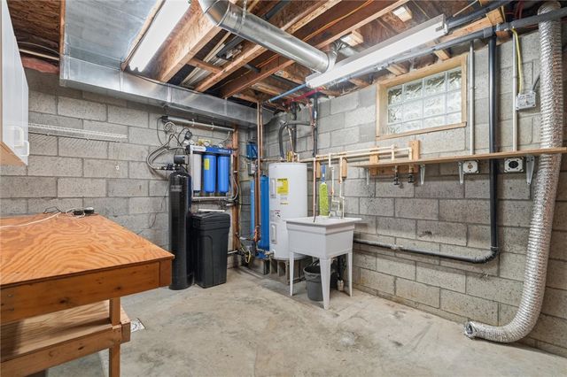 527 Little Creek Rd, Amwell, PA 15311