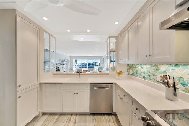 600 Riomar Drive 16, Vero Beach, FL 32963