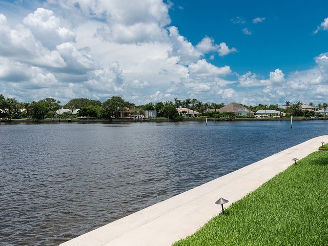 600 Riomar Drive 16, Vero Beach, FL 32963