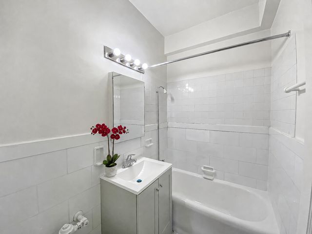 1205 W Sherwin Avenue 500, Chicago, IL 60626