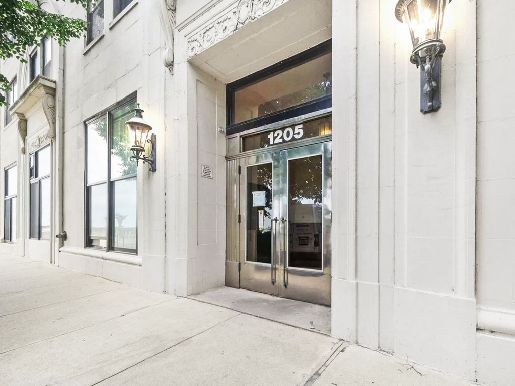1205 W Sherwin Avenue 500, Chicago, IL 60626