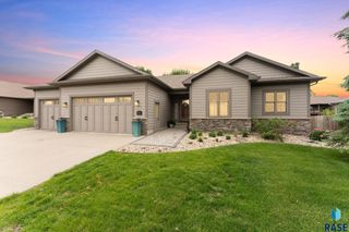 1325 W Whitechurch Ln, Sioux Falls, SD 57108