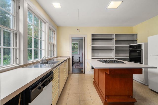 75 Elm St, Medfield, MA 02052
