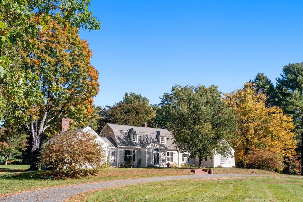 75 Elm St, Medfield, MA 02052