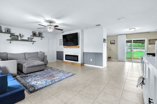 20051 SENIOR RD, Von Ormy, TX 78073