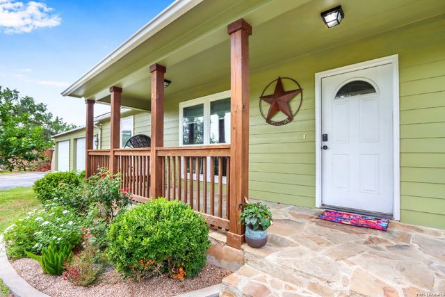 20051 SENIOR RD, Von Ormy, TX 78073