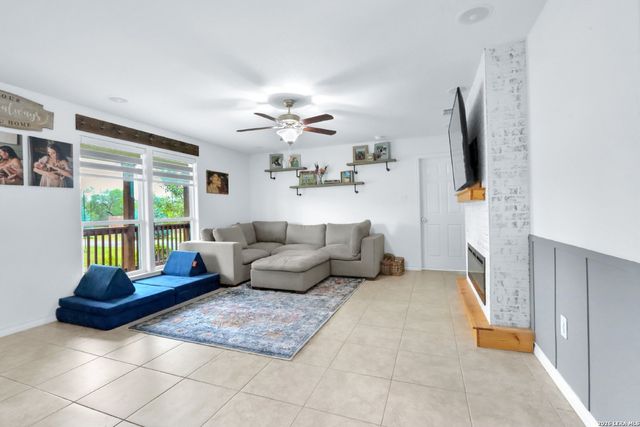 20051 SENIOR RD, Von Ormy, TX 78073