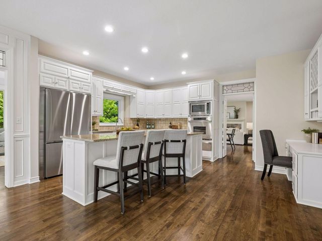 8803 Cove Pointe Road, Eden Prairie, MN 55347