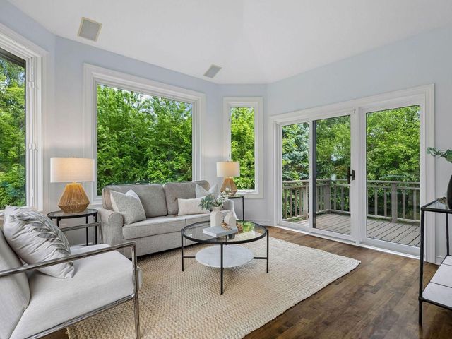 8803 Cove Pointe Road, Eden Prairie, MN 55347
