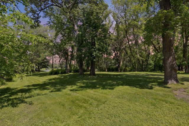 8803 Cove Pointe Road, Eden Prairie, MN 55347