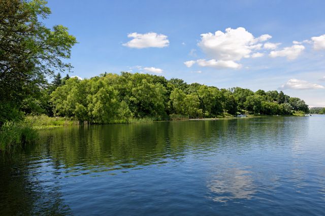 8803 Cove Pointe Road, Eden Prairie, MN 55347