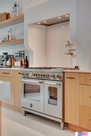 566 S 10th Road, Palmyra, NE 68418