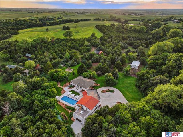 566 S 10th Road, Palmyra, NE 68418