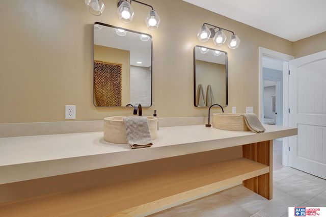 566 S 10th Road, Palmyra, NE 68418