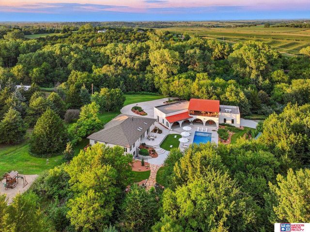 566 S 10th Road, Palmyra, NE 68418