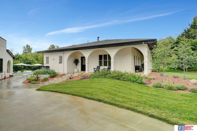 566 S 10th Road, Palmyra, NE 68418