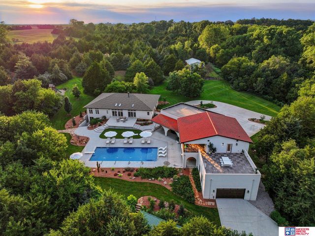 566 S 10th Road, Palmyra, NE 68418