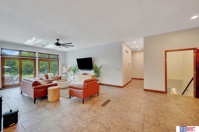 566 S 10th Road, Palmyra, NE 68418