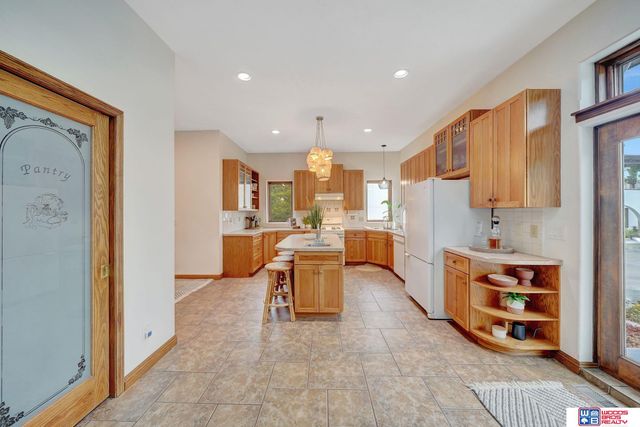 566 S 10th Road, Palmyra, NE 68418