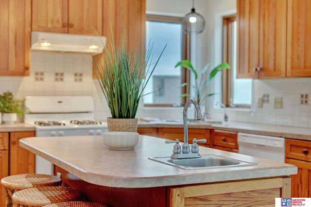 566 S 10th Road, Palmyra, NE 68418