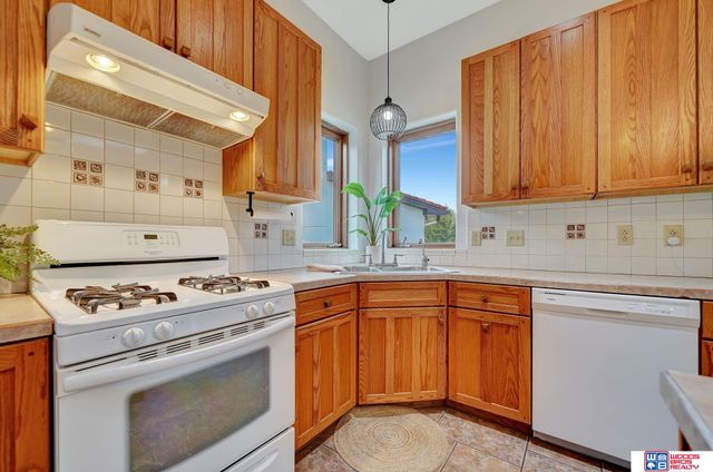 566 S 10th Road, Palmyra, NE 68418