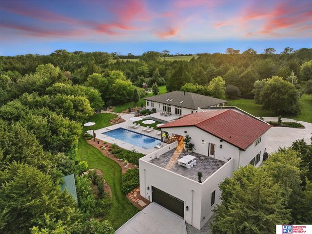 566 S 10th Road, Palmyra, NE 68418