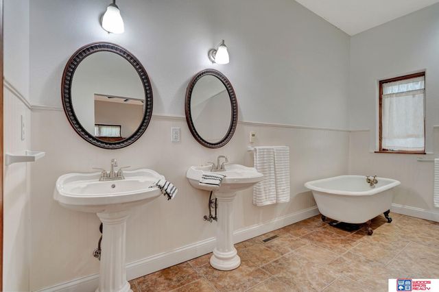 566 S 10th Road, Palmyra, NE 68418