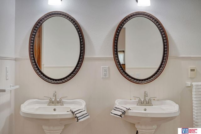 566 S 10th Road, Palmyra, NE 68418