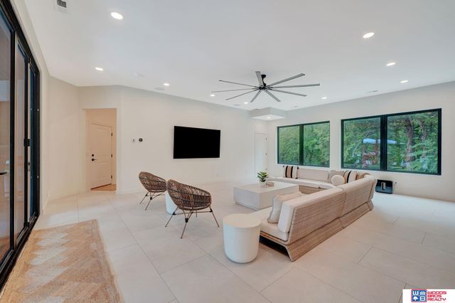 566 S 10th Road, Palmyra, NE 68418