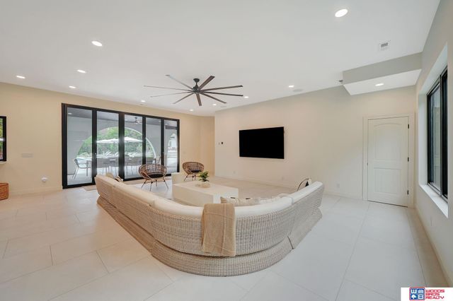 566 S 10th Road, Palmyra, NE 68418