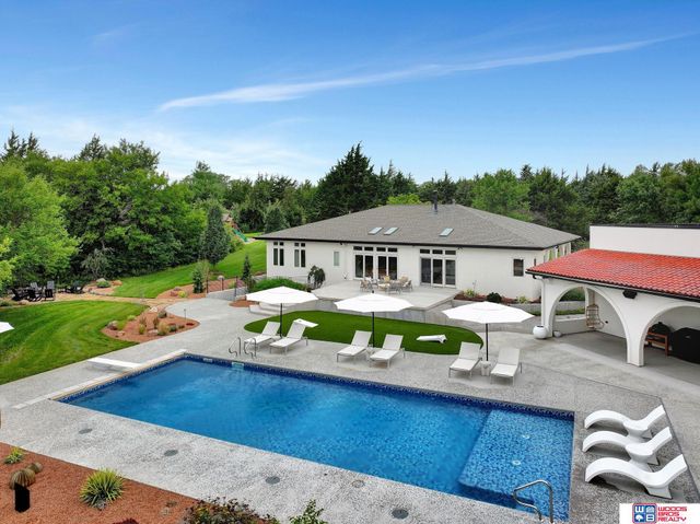 566 S 10th Road, Palmyra, NE 68418